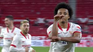 Koundé put sevilla ahead in the 25th with a nice run that culminated with him slipping the ball in between the legs of barcelona defender samuel umtiti before shooting into the net from inside the area. Sevilla Fc Jules Kounde Celebra Su Gol Con La Cobra Y Suso Le Responde
