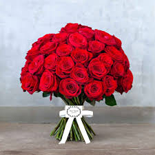 Rose rosse qualità red naomi lunghissima durata circa 6/10 giorini, caratterizzata da un colore rosse velluto e quando il bocciolo è alla massima apertura (cosa che accade quasi sempre) può arrivare al diamentro di circa 10/15 cm. Bouquet Grande Amore Medio Grande Rose Rosse Di Marco Segantin Atelier Ordina Online Su Cosaporto