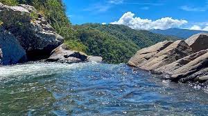 Hike windin falls in tropical north queensland for this epic sunrise and natural infinity pool. Lr5qdp4brjek M