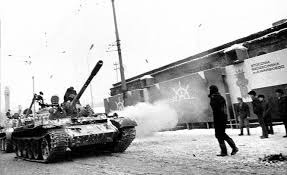 Stan wojenny w polsce trwał od 1981 r. Stan Wojenny W Polsce 13 Grudnia 1981 O 19 30 Zapal Swiatlo Wolnosci Super Express Wiadomosci Polityka Sport