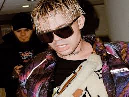 В публикации на своей страничке в instagram он в очередной раз удивил фанатов, показав им глаза без линз и улыбку без грилз. Reper Eldzhej Pokazal Sebya Bez Linz I Grilzov Novosti Reper Eldzhej Shou Biznes Vneshnost Lico