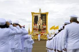 Mikael marasabessy (34.1.2.10996) jurusan pendidikan bahasa arab fakultas tarbiyah universitas darussalam gontor kampus pusat siman ponorogo 1435 / 2014 1 f pendahuluan. Mengenal Raja Thailand Yang Isolasi Diri Di Jerman Bersama Para Selir Internasional Katadata Co Id
