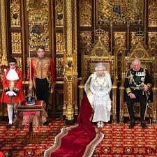 Rasanya tak perlu dikenalkan lagi siapa ratu elizabeth ii, pasti semua mengenalinya kan. Mengapa Ratu Elizabeth Berpidato Tanpa Mahkota Kebesarannya