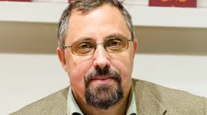 Dan Lungu: Scriitori erau mari personalități în perioada comunismului :  CuzaNet