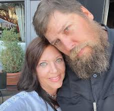 Hi all! I just wanted to introduce myself and share a photo I took with my  sister near LA. I pronounce my name Coletta and am seeking a roommate for  the vegan