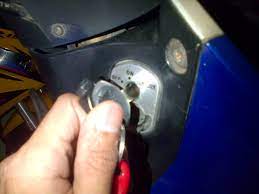 Lantas bagimana cara menghidupkan vario 150 2018 menggunakan keyless ?? Cara Membuka Kunci Stang Motor Vario Yang Macet Evolusioto
