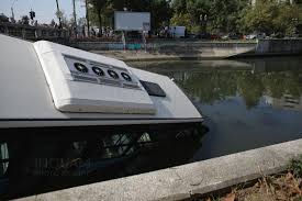 Un autobuz stb fără călători a căzut, sâmbătă dimineaţă, în dâmboviţa, în zona eroilor din capitală, în urma unui accident în care a fost implicat şi o maşină. Bucuresti Eroilor Accident Autobuz Stb Dambovita Inquam Photos