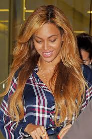 A month after dyeing her hair dark brown, beyoncé showed up to the nba finals game with new light blonde highlights. Beyonce Wavy Honey Blonde Two Tone Hairstyle Steal Her Style