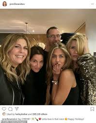 İnternet üzerinden video görüşme şeklinde iletişim kuran ikilinin heyecanlı halleri dikkat çekmişti. Jennifer Aniston Rings In The Holidays With Laura Dern And Rita Wilson At Intimate Christmas Party Newsgroove Uk