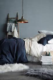 Trendige Farben Fabelhafte Schlafzimmergestaltung In Grau Blau Grau Blau Schlafzimmer Schlafzimmergestaltung Bettwasche Blau