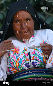 Donna indigena la tessitura di una cintura tradizionale in un villaggio  vicino a Otavalo, Ecuador Foto stock