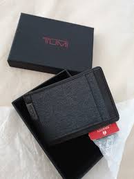 It may be small in size, but it still has the tumi men's alpha gusseted card case with id display. Bn Tumi Card Holder With Moneyclip Men S Fashion Watches Accessories Wallets Card Holders On Carousell