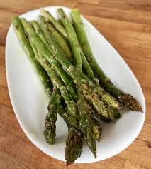 Cette Idee Cuisson Pour Les Asperges Vertes A Pour Moi 2 Gros Atouts Une Preparation Archi Simple Et Une Asperge Verte Recette Legume Asperges Cuites Au Four