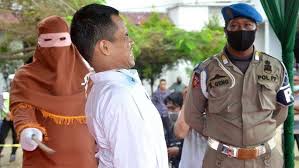 Hukuman enam sebatan itu yang telah dibuat oleh dua tukang sebat wanita bertauliah dari penjara kajang, selangor berjalan lancar bermula jam 10 dan berakhir 10.16 pagi.﻿ Pedofil Disebat 146 Kali Di Aceh Pengsan Selepas Sebatan 52 Kitareporters Semua Boleh Jadi Reporter
