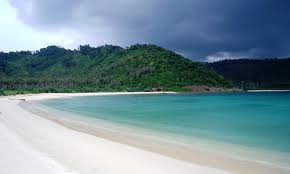 Tebing lampuuk memisahkan pantai momong dan pantai lampuuk yang sudah menjadi destinasi wisata pilihan masyarakat aceh, sehingga pantai momong bisa menjadi surga tersembunyi bagi. Keunikan Pantai Di Aceh Langsa Greatnesia