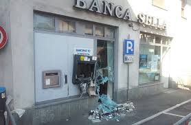 Per ogni indirizzo è disponibile l'elenco dei giorni di apertura dello sportello, del bancomat, della filiale banca sella. Favria Boato Nella Notte Tre Banditi Fanno Saltare In Aria Il Bancomat Della Sella E Fuggono Con Il Bottino Canavese News News Dal Canavese E Dintorni
