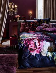 Dunkles Violett Verwandelt Euer Schlafzimmer In Einen Ort Mit Mystischer Atmosphare Lila Schlafzimmer Zimmer Schlafzimmer