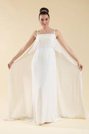 Per chi ama i dettagli scintillanti ci sono gli abiti da sposa asimmetrici corti davanti e lunghi dietro con leggero strascico impreziositi da spalline con cristalli. Abito Sposa Scivolato Con Spallina Sottile Favole Abiti Da Sposa E Da Cerimonia Con Sartoria