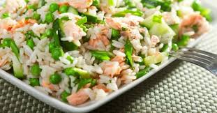 Recette De Salade De Riz D Ete Legere Au Saumon Concombres Et Petits Pois Recette Recette Salade De Riz Salade De Riz Recette Salade