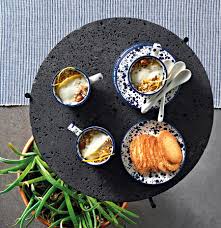 Se volete preparare dei biscotti diversi dal solito, questa ricetta fa al caso vostro: Crema Di Yogurt Greco Con Granella Di Nocciole E Biscotti