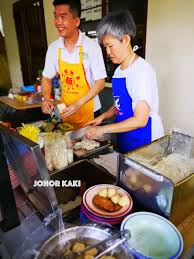 Chee cheong fun atau gulungan mi beras (juga diterjemahkan sebagai gulungan beras kukus) adalah hidangan kantonis dari china selatan dan hong kong, lazimnya dihidangkan sebagai makanan ringan, makanan sampingan atau sebagai sejenis dim sum. Pasir Pinji Chee Cheong Fun In Ipoh Perak å…µå¦‚æ¸¯è±¬è…¸ç²‰ Johor Kaki Travels For Food