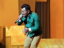 Lagu baru judika yang berjudul tak mungkin bersama sukses bikin bcl nangis hingga kepalanya ditidurin ke meja juri, for. Lirik Lagu Judika Tak Mungkin Bersama Yang Buat Bcl Menangis