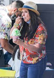 Jennifer love hewitt began her acting career as a child by appearing in television commercials and the disney channel series kids incorporated. Jennifer Love Hewitt Und Ihrem Ehemann Brian Hallisay Geniessen Rasiert Eis Party Mit Ihrer Familie Aktuelle Boulevard Nachrichten Und Fotogalerien Zu Stars Sternchen