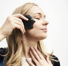 Gua sha is an ancient chinese traditional practice that enhances blood circulation by a scraping. Beauty Trend Gua Sha Chinesische Steinmassage Statt Botox Welt