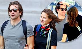 With elisabeth moss, jake gyllenhaal, oscar isaac, elle fanning. Jake Gyllenhaal Makes Rare Appearance As He Steps Out For A Stroll In New York With His Girlfriend Daily Mail Online