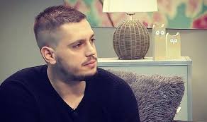 Elgit Doda dia mitondra dika vaovao amin'ny hira "Mora Fhalja" nataon'i  Shkurte Fejza