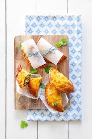 Empanadas Au Poulet Curry Coriandre Et Lait De Coco A Vos Assiettes Recettes De Cuisine Illustrees Empanadas Recettes De Cuisine Illustrees Empanadas Poulet