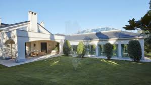 En las paredes del dormitorio tiene. Asi Es La Espectacular Mansion De Maria Teresa Campos