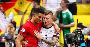 سجل توني كروس هدف منتخب ألمانيا الثاني أمام هولندا بالمباراة التي تجمعهما حالياً بمدينة هامبورج الألمانية، ضمن مباريات المجموعة الثالثة من التصفيات المؤهلة لبطولة كأس. Ø±ÙŠØ§Ù„ Ù…Ø¯Ø±ÙŠØ¯ ÙŠØºØ§Ø²Ù„ ÙƒØ±ÙŠØ³ØªÙŠØ§Ù†Ùˆ Ø±ÙˆÙ†Ø§Ù„Ø¯Ùˆ Ø¨ØµÙˆØ±Ø© Ù…Ø¹ ØªÙˆÙ†ÙŠ ÙƒØ±ÙˆØ³ ÙÙ‰ ÙŠÙˆØ±Ùˆ 2020 Ø§Ù„ÙŠÙˆÙ… Ø§Ù„Ø³Ø§Ø¨Ø¹