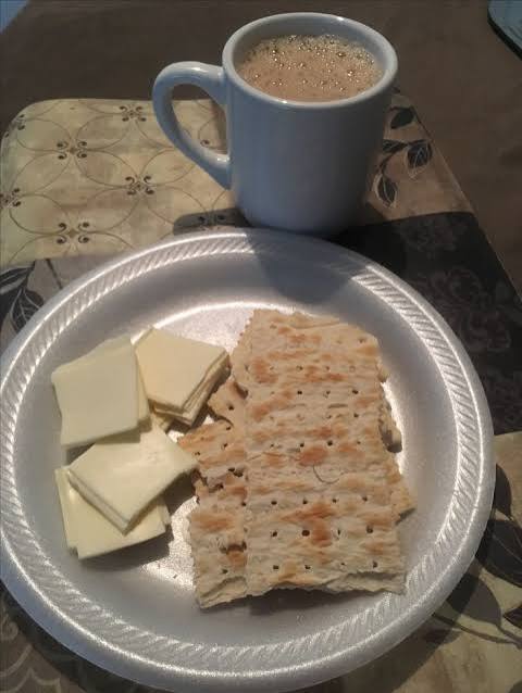 Desayuno ligero café y galletas por soda Goya queso blanco