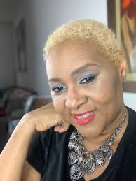 Chandra James (@shetakesselfies)