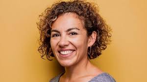 Charelle Akihary wordt nieuwe directeur publiek & marketing bij NPO