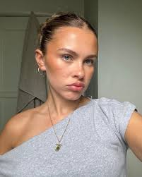 Former Home and Away star Alea O'Shea has opened up about her cancer  journey, just over six months after being diagnosed with brain cancer. The  inspiring 25-year-old has been keeping fans in
