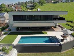 schwimmbecken mit uberlaufkante in hanglage schwimmbecken pool terrasse schwimmbad bauen