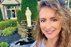 Singing of Mary, giving glory to God