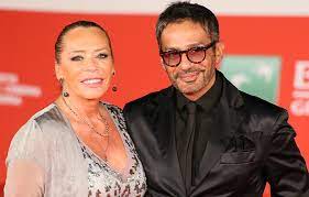 Get all the details on barbara de rossi, watch interviews and videos, and see what else bing knows. Barbara De Rossi Al Terzo Si Sposa Il Fidanzato Simone Fratini 11 Anni Piu Giovane