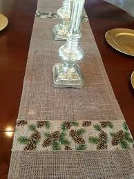 Caminho De Mesa De Juta Para O Natal Love Adding The Print To The Burlap Diy Christmas Table Burlap Table Runners Christmas Table Runner