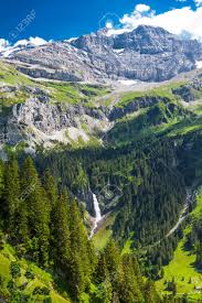 Der klausenpass (passhöhe auf 1948 m) ist ein pass in der schweiz, der die kantone uri und glarus verbindet. Wasserfall Mit Bergen In Der Nahe Klausenpass In Der Schweiz Bergstrasse Lizenzfreie Fotos Bilder Und Stock Fotografie Image 30131344