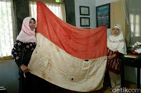 Seorang warganet merekam saat sangsaka merah putih berkibar bersama dengan bendera palestina di gaza. Melihat Bendera Merah Putih Pertama Yang Berkibar Di Cirebon