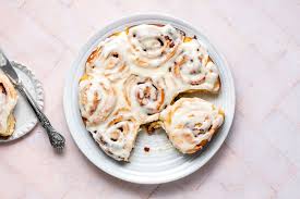 Entdecke rezepte, einrichtungsideen, stilinterpretationen und andere ideen zum ausprobieren. Cinnamon Rolls With Vanilla Frosting Recipe