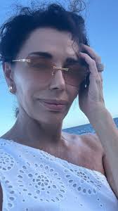 Gli Anni 80, sono stati quelli del successo economico, sono stati anni di  entusiasmo e di allegria. La moda sottolineava questo spirito privilegiando  le chiome ricce e voluminose . Insomma, in quegli