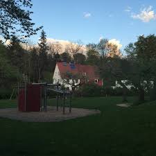 Er bietet eine tolle atmosphäre im schatten großer, alter kastanien. Spielplatz Am Englischen Garten Spielplatz