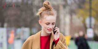 Scarlett è una ragazza dai capelli rossi raccolti in una grossa crocchia, . Perche Lo Chignon E Diventato La Tendenza Capelli 2019 Del Momento