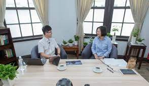 林祖仪 （1984年2月5日 － ），台湾作家、创业家、社会运动者， 国立政治大学 哲学系、政大经济学研究所硕士，现为财金博股份有限公司执行长、寓意科技股份有限公司财务长、 沃草有限公司 执行长、 社企流 股份有限公司财务长、 割阑尾计画 发言人、 台湾金融研训院 、 经济部中小企业处 、 台北市文山社区大学 经济学讲师。 Ovulo2vvwkymrm