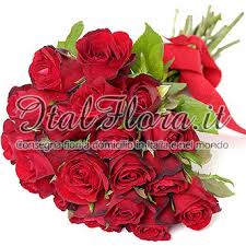Nella seconda foto invece si vede la showgirl, sempre nella vasca, che sente il profumo delle rose rosse tenendo il mazzo tra le braccia. Mazzo Di Rose Rosse Consegna E Spedizione A Domicilio