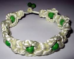 Fornituras y abalorios de zamak. Hecho En Casa Pulsera Flor De Primavera En Macrame Y Abalorios Silvana Cocina Y Manualidades Pulsera De Flores Pulseras Joyeria Con Cuentas